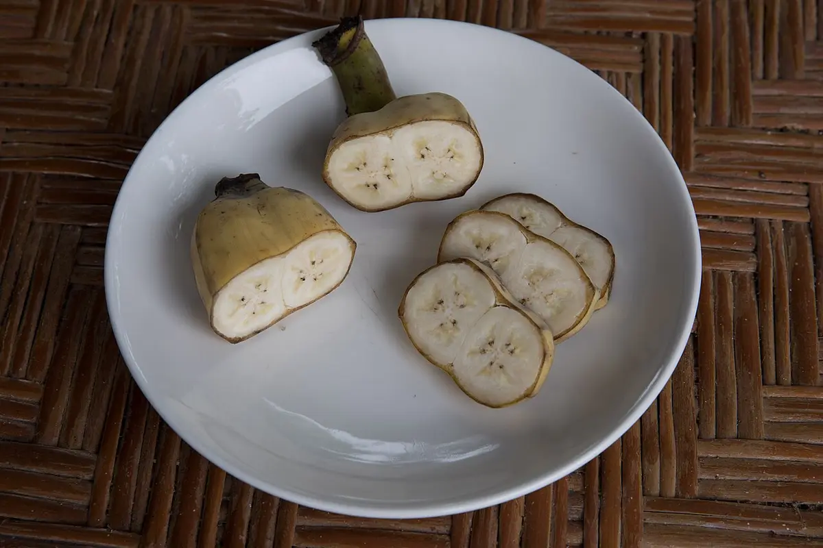 皮つきのまま切ったバナナの断面。外側の皮と内側の白い果肉が分かる